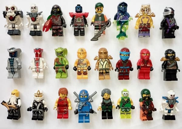 LEGO 1 random NINJAGO MINIFIGURE + accessory with a hat – NEW