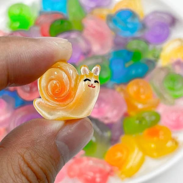 MINI FIGURES, ORNAMENTS, DECORATIONS, TOYS, SMALL SNAILS – 50 PIECES