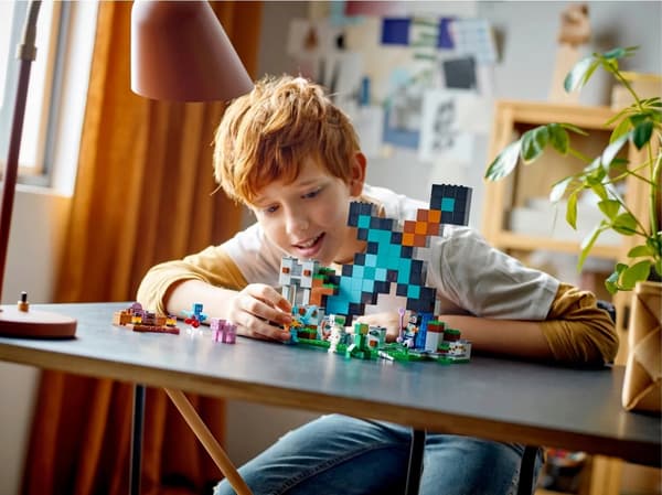 LEGO Minecraft 21244 Sword Bastion