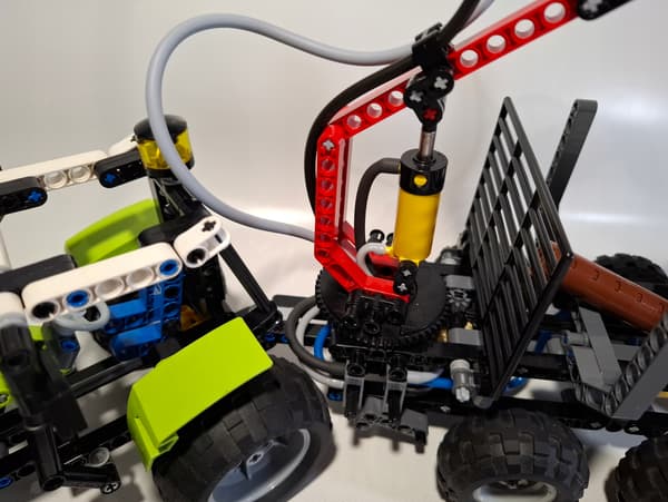 LEGO Technic: 8049 – Log Loader Tractor