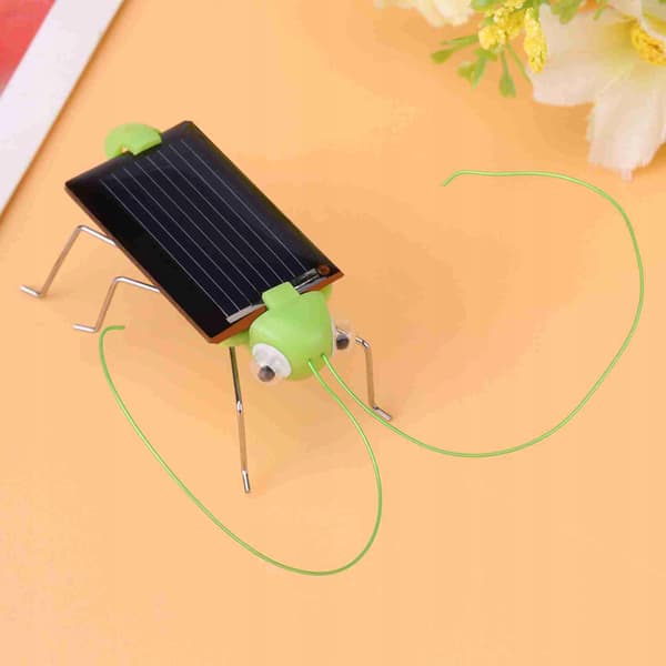1 x Mini Magic Solar-Powered Cockroach Insect M7