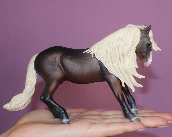 BLACK FOREST HORSE – STALLION [FIGURINE]