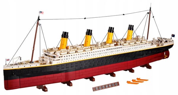 LEGO Titanic 10294 set, 9,090 pieces, 1:200 scale