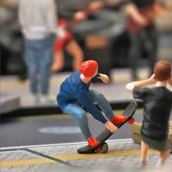 1/64-scale skateboarder figurine, Dynamic Pose 1:64 Blue Skate Boy