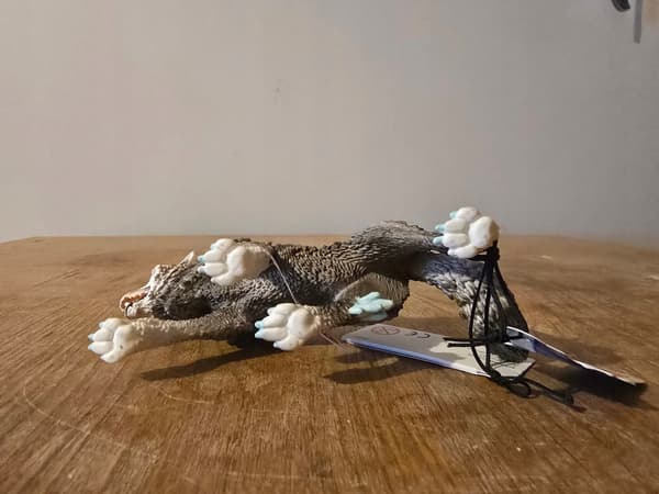 Schleich Eldrador 42452 Snow Wolf figurine, 2017 model