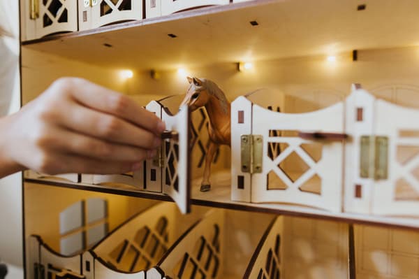 Wall-mounted stable with 18 stalls + free lighting