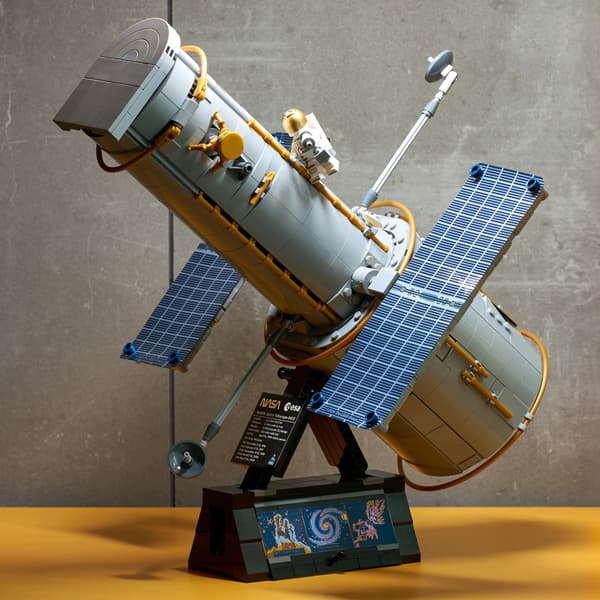 LEGO Icons 11382 Hubble Space Telescope