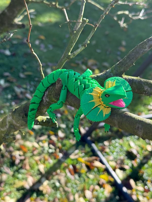 3D segmented frilled lizard – a dynamic figurine, a toy