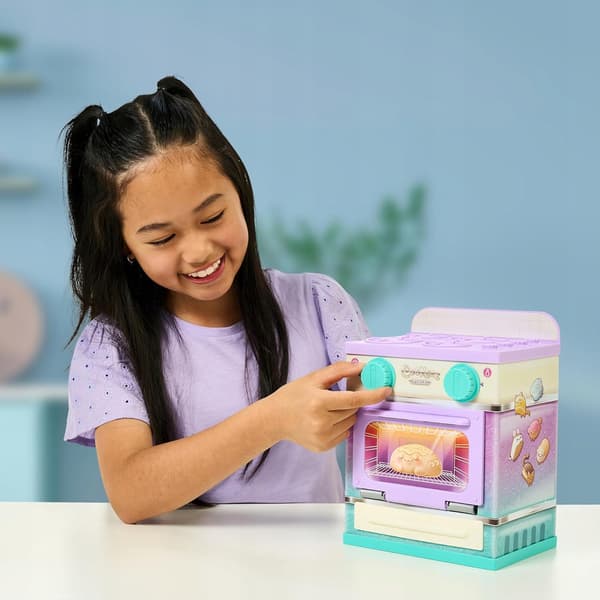 COOKEEZ MAKERY LIL BAKEZ OVEN PLUS A SURPRISE SOFT TOY