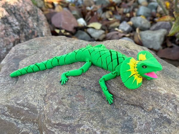 3D segmented frilled lizard – a dynamic figurine, a toy
