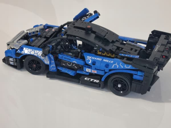 LEGO 42123 Technic MCLAREN SENNA GTR – set components