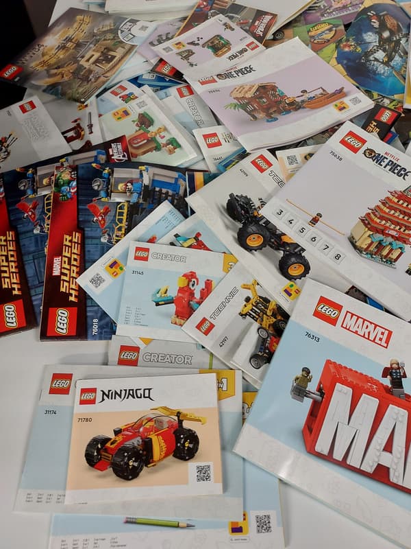 Lego INSTRUCTION BOOKLETS – NEW AND SECOND-HAND, VARIOUS SERIES, LARGE BULK PACKAGE WEIGHING 10 KG