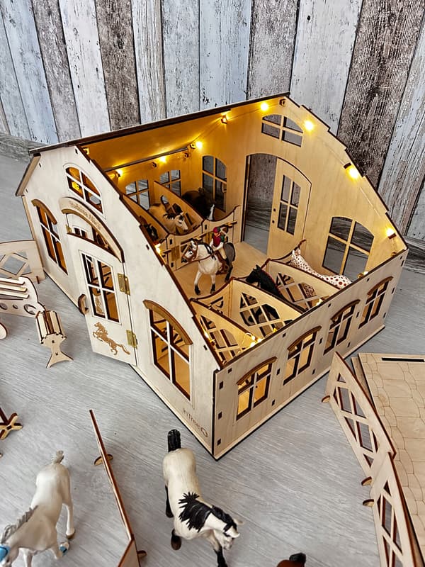 Wooden stable for 8 horses + lighting + accessories