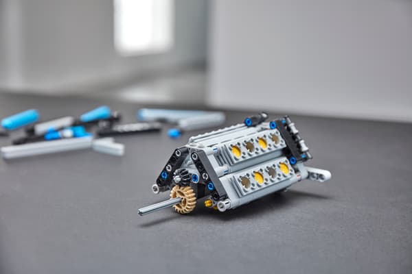LEGO Technic Bugatti Chiron 42083 (((( dented box ))))