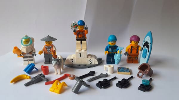 LEGO: 10 assorted MINIFIGURES with accessories and headgear – BARGAIN