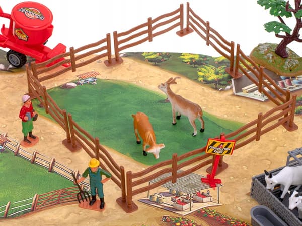 FARM SET WITH ANIMALS