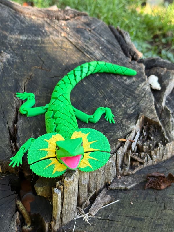 3D segmented frilled lizard – a dynamic figurine, a toy