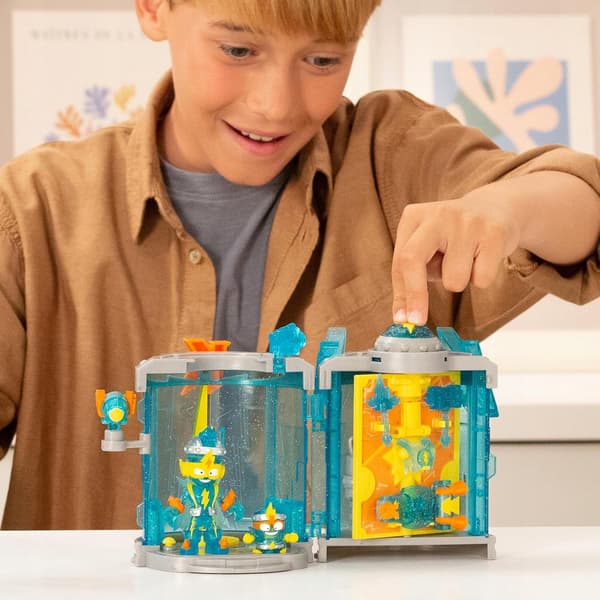 SECRET BASE – ACTION SET WITH HIDEOUT, MECHANISM, FIGURES AND ACCESSORIES – MAX
