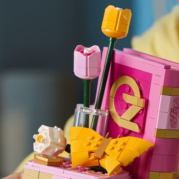 LEGO Wicked 75691 Bookends featuring Glinda and Elphaba