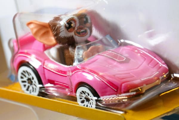 HOT WHEELS RACER VERSE GIZMO GREMLINS NEW SPRING-MOTION CAR