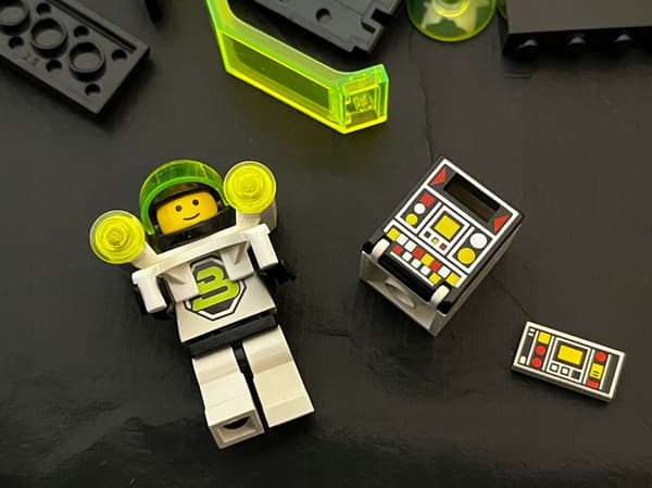 6878 LEGO Blacktron Strider