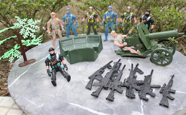 Toy Soldiers / /