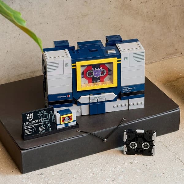 LEGO Icons 10358 Transformers: Soundwave
