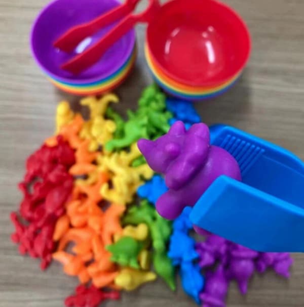 48-piece dinosaur colour-sorting toy