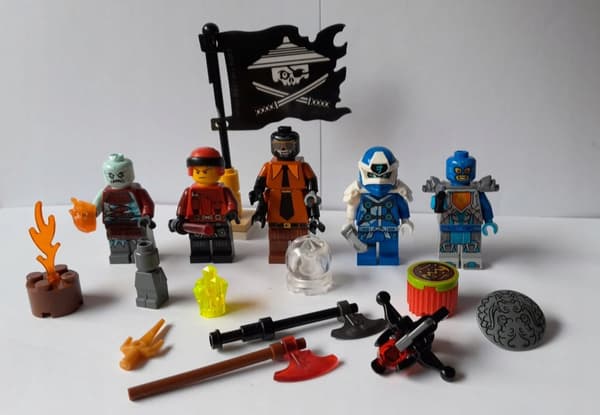 LEGO: 10 assorted MINIFIGURES with accessories and headgear – BARGAIN