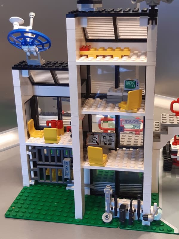 LEGO 6398 Central Precinct HQ (No. 2)