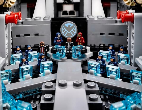 LEGO Super Heroes 76042 SHIELD Helicarrier