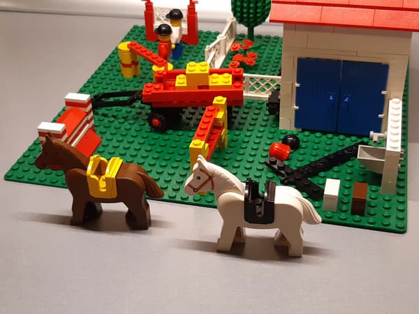 LEGO 6379 Riding Stable (No. 2)