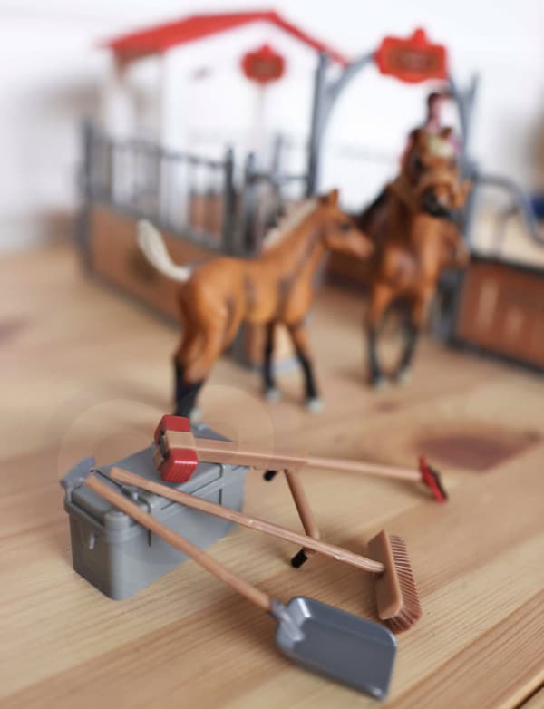 STABLE AND PADDOCK SET WITH HORSE FIGURINES