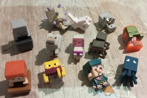Minecraft mini-figure set: 12 iconic characters from the game