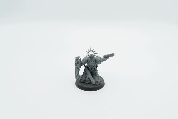 Warhammer 40k Space Marines Lieutenant with Storm Shield plastic figurine