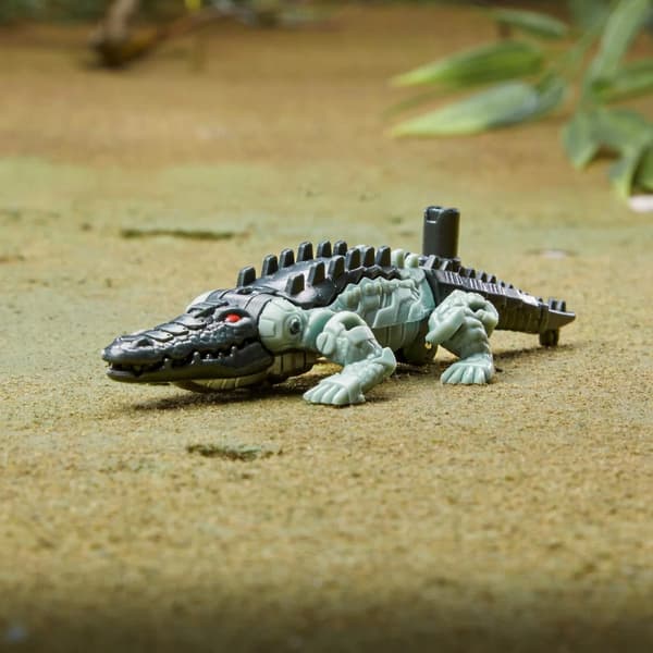 Hasbro Transformers Skullcruncher figure