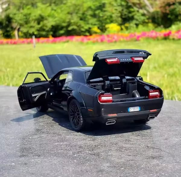 DODGE CHALLENGER  bonnet, boot and LED light-up display stand – 1:32 scale model with sound effects
