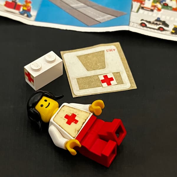 606 LEGO Ambulance