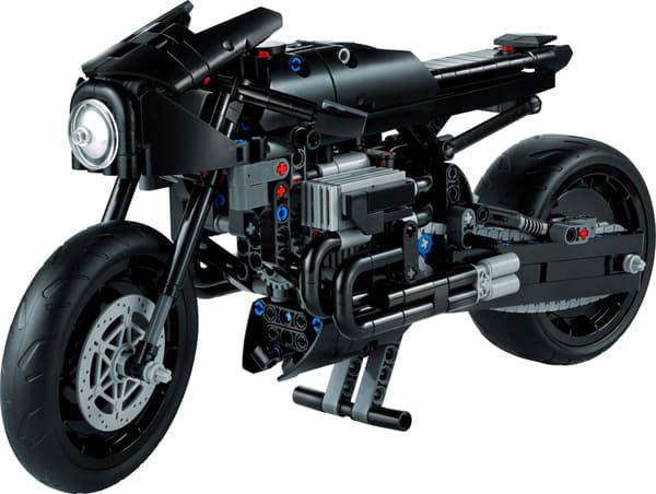 LEGO Technic Batmotor 641-piece set, ages 9+