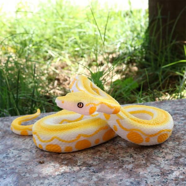 FAKE SNAKE FIGURINES