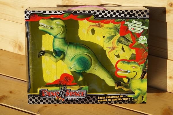 THE BIG DINOSAUR WALKS, ROARS AND GLOWS: dinosaurs