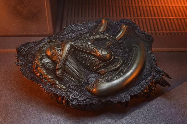 Alien Romulus Figurine – Alien Romulus Accessory – Fossilised Alien – NECA