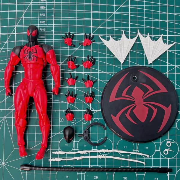 SPIDER-MAN COLLECTOR'S FIGURE + ACCESSORIES - SPIDER-MAN CLASSIC
