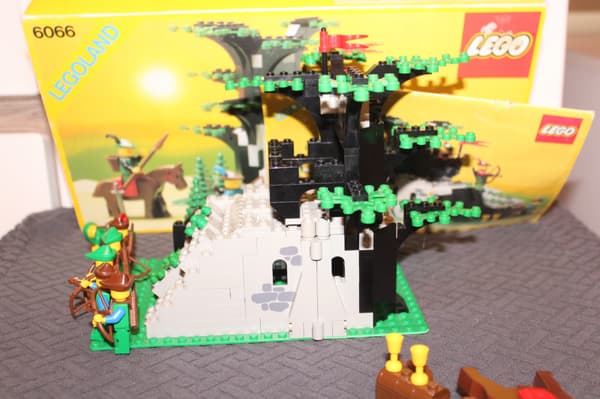 LEGO CASTLE CLASSIC 6066 BOX, INSTRUCTIONS AND SET: Camouflaged Outpost