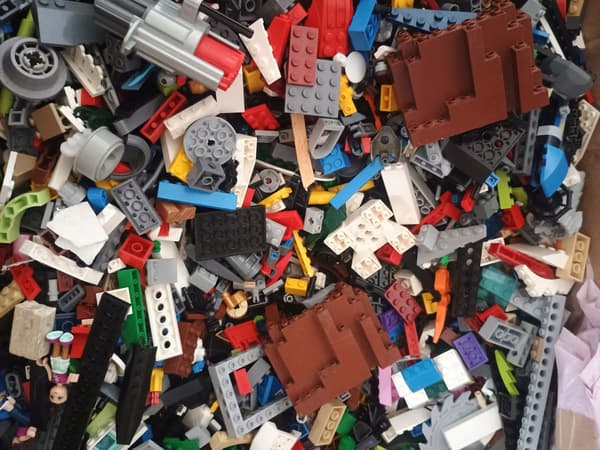 Large box of Lego bricks, 20kg (2005–2015)