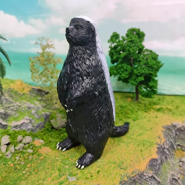 Educational tool: honey badger figurine – Garden decoration for a party, complete with teaching aids