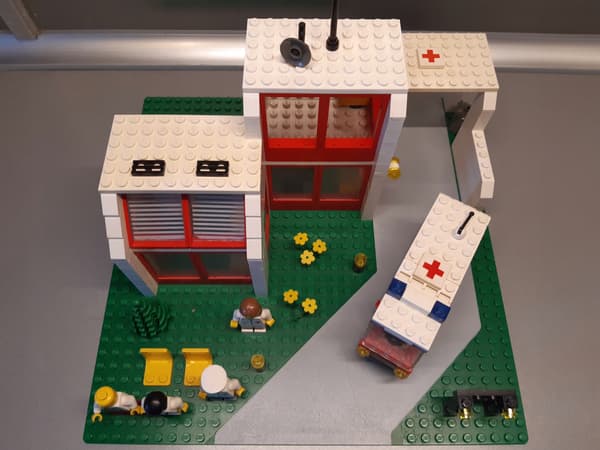 LEGO 6380 Emergency Treatment Centre
