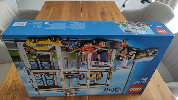 LEGO City - 4207 Garage. New