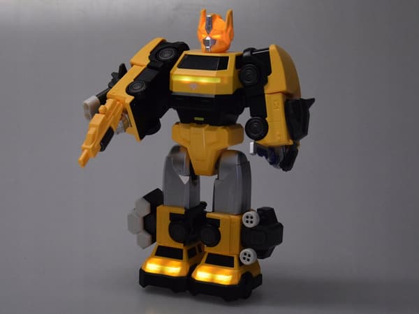 LARGE TOY FIGURE: MAGNETIC ROBOT AND ACCESSORIES