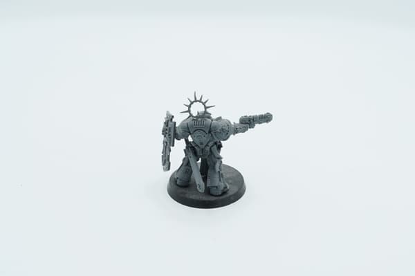 Warhammer 40k Space Marines Lieutenant with Storm Shield plastic figurine